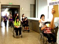 師生體驗無障礙空間照片