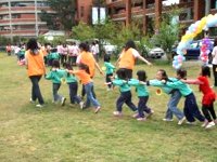 幼保系同學與小朋友同樂照片