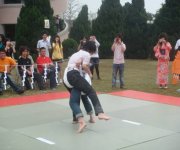 相撲比賽勝負即將揭曉照片