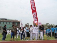 施放五彩繽紛的汽球照片