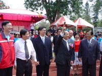 立法院王金平院長為拔河賽鳴槍照片