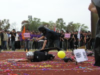 保全系同學示範制伏歹徒照片