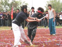 保全系學生示範奪取刀械照片