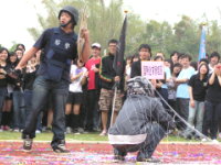 保全系同學示範網槍射擊照片