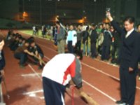 校長為拔河比賽鳴槍照片