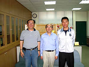 主任與傑出校友合照照片