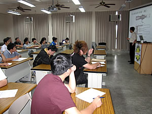 葉翳民博士講解照片