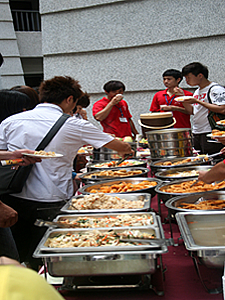同學品嘗美食照片