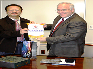 研發長與Valdosta學校簽約照片