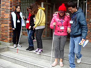 學生體驗蒙眼拿拐杖照片 學生體驗蒙眼拿拐杖照片