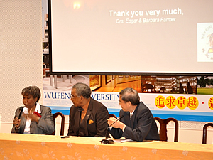 Dr. Edgar Famer和Dr. Barbara Famer演講照片