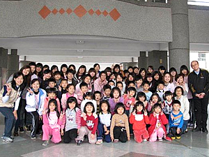 幼保系學生與宣信國小小朋友合影照片