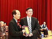 孔德偉先生致贈本校感謝牌照片