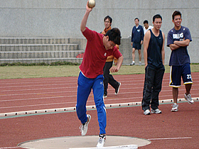 鉛球比賽照片
