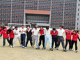 職員12人13腳照片