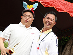 學務長與研發長合影照片