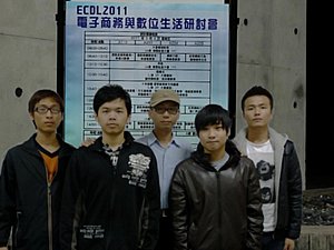 陳萌智老師與學生照片