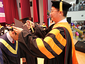 校長幫同學撥穗照片