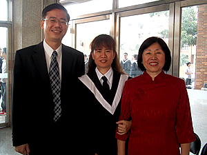 楊惠玲同學與董事長、校長合影照片