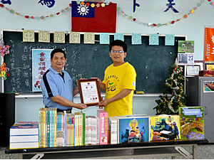 蕭紋旭老師獲頒感謝狀照片 蕭紋旭老師獲頒感謝狀照片