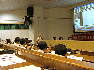 專家學者講解照片