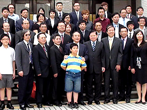 與王院長合影照片(第一排左二)