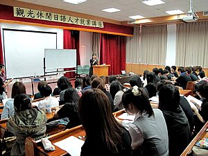 坂口晶子老師講解照片