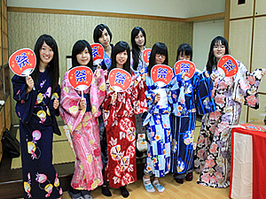 學生體驗穿和服照片