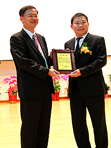 校長致贈感謝狀照片