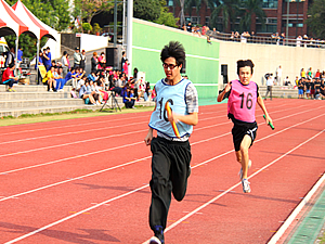 同學全力衝刺照片