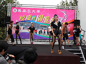 舊衣飾創新潮走秀照片