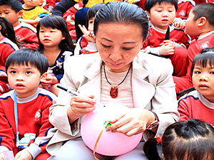 縣長參與活動並寫下祝福照片 縣長參與活動並寫下祝福照片