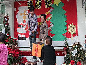 將卡片懸掛許願牆照片