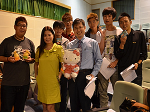 蔡政玲經理與同學合影照片