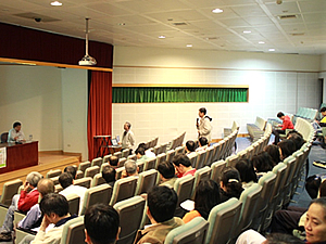 趙醫師與同仁對談照片 趙醫師與同仁對談照片