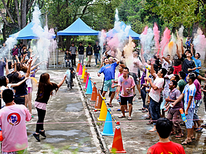 向天空潑撒五顏六色粉末照片 向天空潑撒五顏六色粉末照片