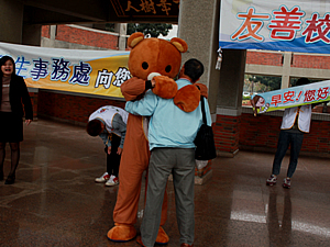 學生穿著布偶裝照片