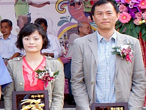 王姿力與王俊傑姐弟照片