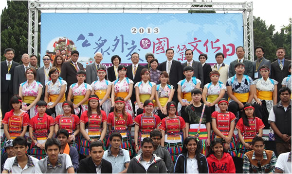 貴賓與表演同學合影照片