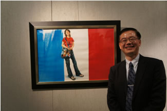 校長與水彩作品合影照片