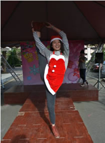 同學抬腿創意走秀照片