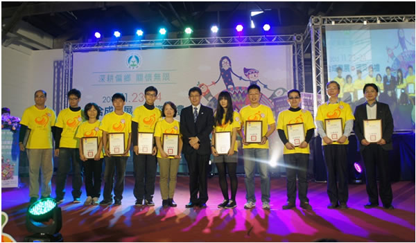 榮獲教育部資訊志工團隊-金質獎照片(左四)