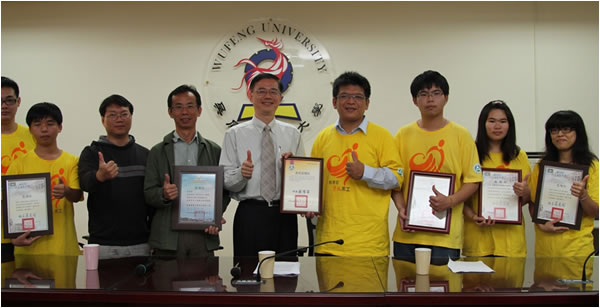 校長與資訊志工合影照片