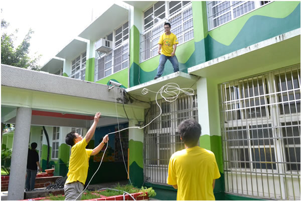 資訊志工幫忙牽網路照片