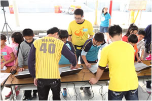 捐贈筆電供學童使用照片