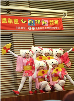同學創意造型表演照片