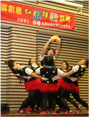 同學賣力表演照片