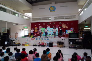 台下小朋友專注觀賞照片