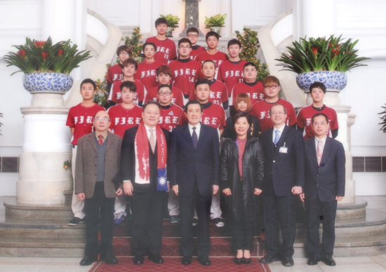 總統與壘球隊合影照片
