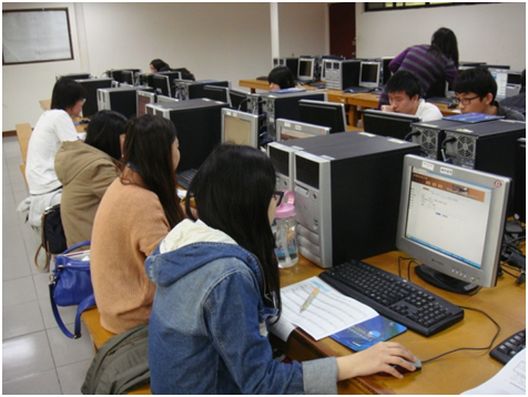 電腦查書比賽照片